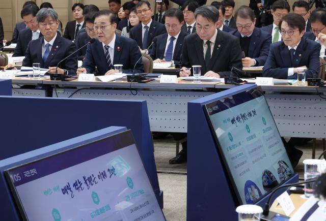  김윤덕 국토교통부 장관이왼쪽 두번째 12일 세종시 정부세종컨벤션센터에서 이재명 대통령에게 업무보고를 하고 있다 사진연합뉴스
