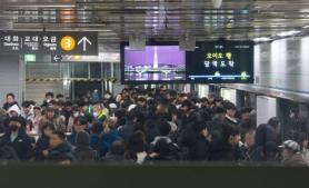 Subway workers in Seoul call off strike after last-minute agreement