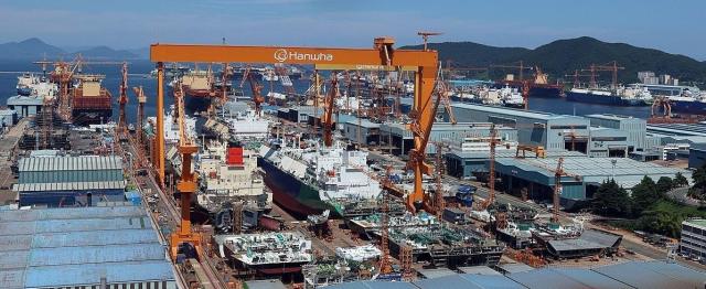 경남 거제시 아주동에 위치한 한화오션 거제 사업장에서 건조 중인 선박 모습이다 사진연합뉴스