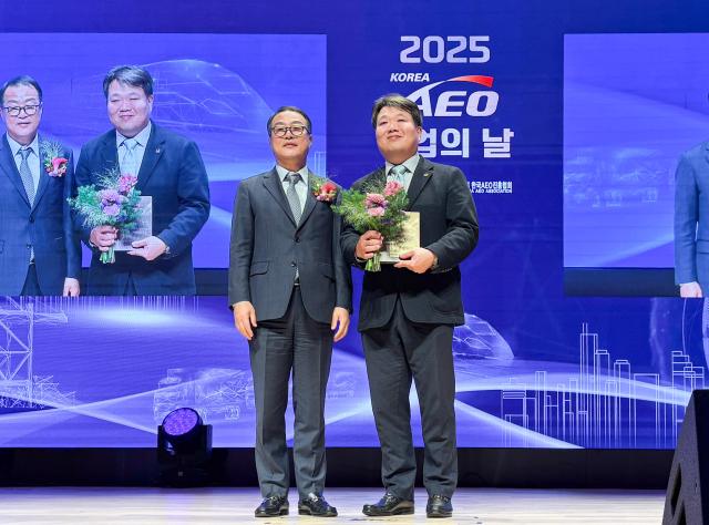 대한항공 AEO 총괄 책임 관리자인 문영성 대한항공 정비자재부 담당 상무오른쪽와 기우성 사단법인 한국AEO진흥협회장왼쪽이 기념촬영을 하는 모습 사진대한항공