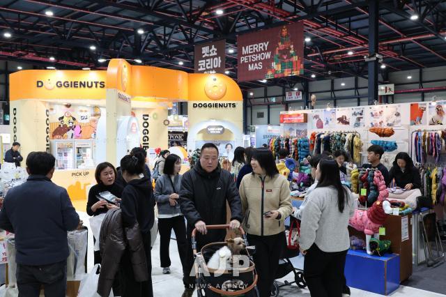 12일 서울 강남구 대치동 세텍에서 열린 크리스마스 서울 펫쇼에서 관람객들이 반려동물용품을 살펴보고 있다 AJP Yoo Na-hyun