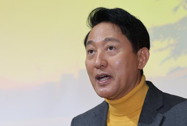 오세훈 서울시장이 지난 2일 서울시청에서 열린 2026 서울색 서울빛 발표 기자설명회에서 발표를 하고 있다 사진연합뉴스
     