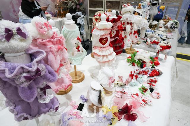 12일 서울 강남구 대치동 세텍에서 열린 크리스마스 서울 펫쇼에서 반려동물 의상이 전시되어 있다 AJP Yoo Na-hyun