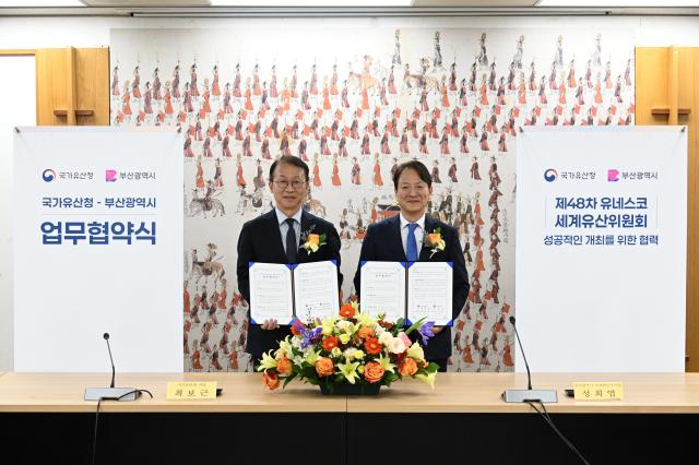  최보근 국가유산청 차장왼쪽이 12일 오후 대전 서구 정부대전청사에서 내년 7월 부산광역시에서 개최되는 ‘제48회 유네스코 세계유산위원회’ 개최 협력을 위한 업무협약 체결 후 성희엽 부산광역시 미래혁신부시장오른쪽과 기념촬영하고 있다 사진국가유산청 