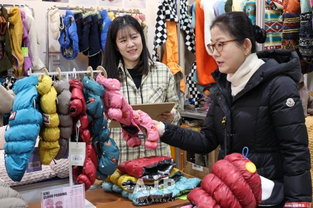 12일 서울 강남구 대치동 세텍에서 열린 크리스마스 서울 펫쇼에서 관람객들이 반려동물용품을 살펴보고 있다 AJP Yoo Na-hyun