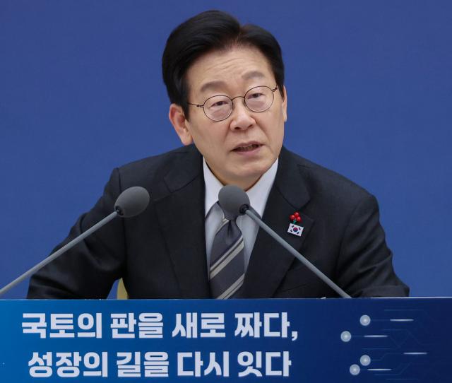  이재명 대통령이 12일 세종시 정부세종컨벤션센터에서 열린 국토교통부 업무보고에서 발언하고 있다 사진연합뉴스