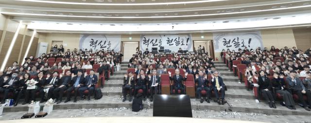 K-MEDI hub는 ‘K-MEDI hub 15주년 창립 기념식’을 개최하고 새로운 슬로건 ‘혁신을 현실로’를 발표하며 새로운 도약을 알렸다 사진케이메디허브