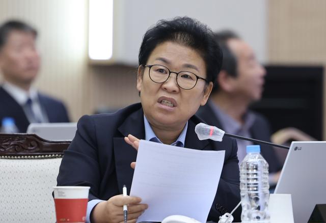 문정복 의원이 22일 전북대에서 열린 국회 교육위원회 국정감사에서 질의하고 있다 사진연합뉴스