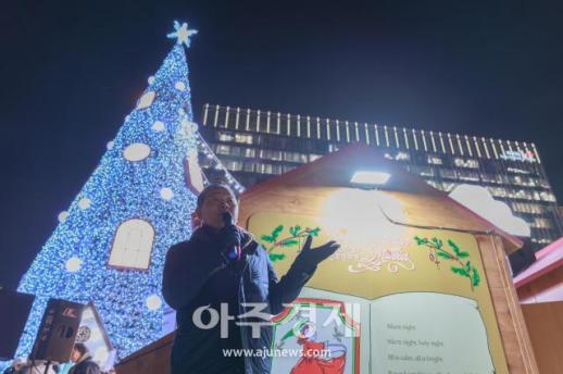 [포토] 15M 크리스마스 트리 소개하는 길기연 서울관광재단 대표