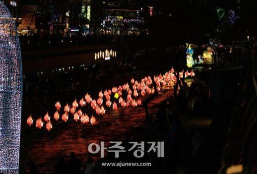 [포토] 청계천에 등장한 100마리의 잉어킹