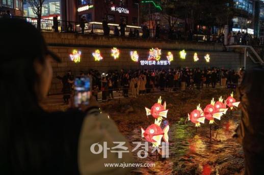[포토] 잉어킹 등불 설치된 청계천 일대