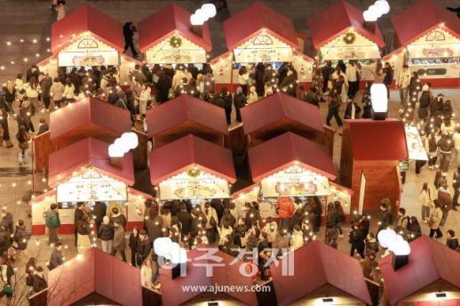 [포토] 광화문 광장에 설치된 산타마을 빌리지