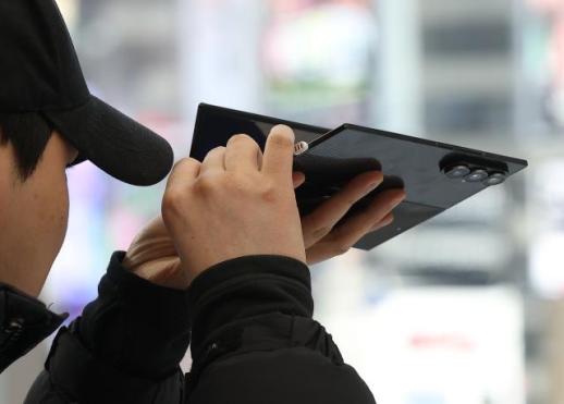 삼성, 두 번 접는 트라이폴드 판매 첫날 완판 행진