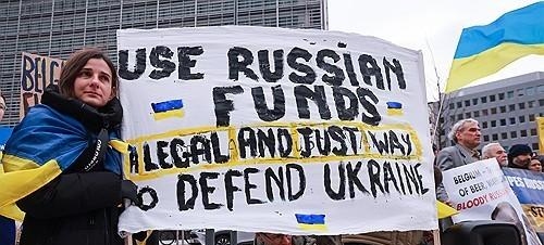 12일 벨기에 브뤼셀 유럽연합EU 앞에서 우크라이나인들이 러시아 동결 국유자산을 활용해 우크라이나를 지원할 것을 촉구하고 있다 사진EPA 연합뉴스