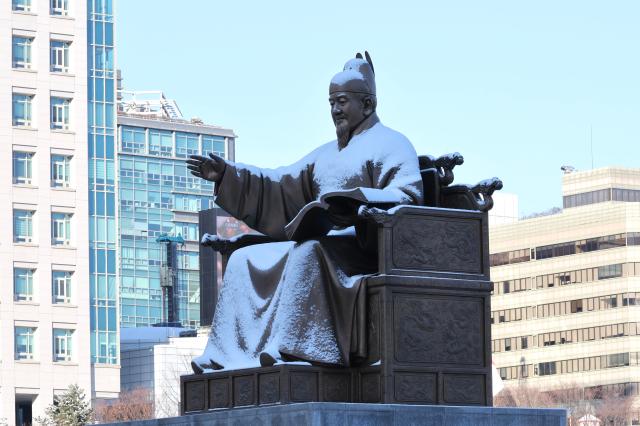 지난 5일 서울 종로의 세종대왕상에 눈이 쌓여있다 사진연합뉴스
