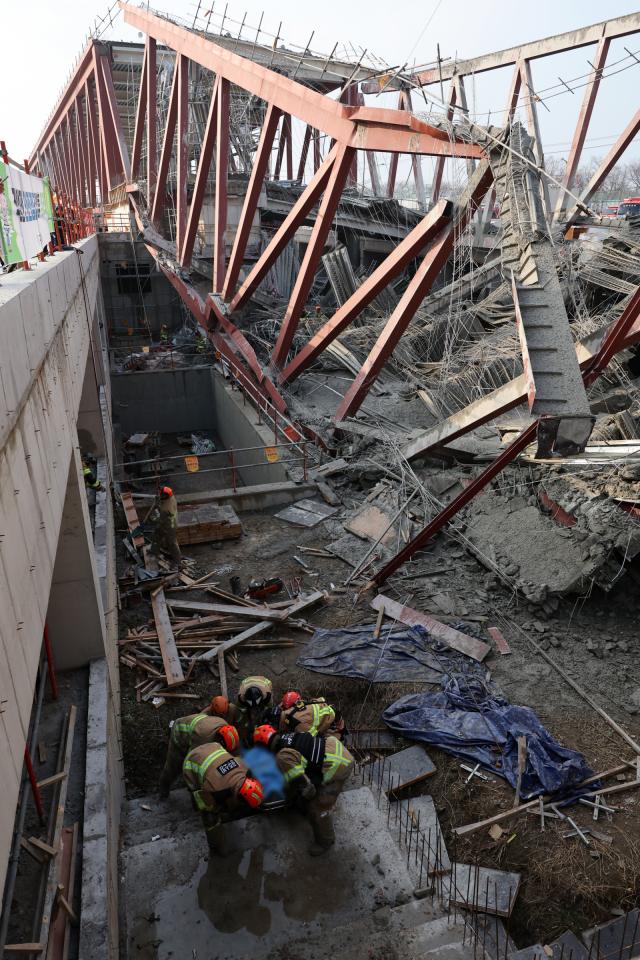 지난 11일 오후 광주 서구 치평동 광주대표도서관 건립공사장에서 붕괴 사고가 발생해 소방대원들이 매몰자 구조 작업을 벌이고 있다 사진연합뉴스 
