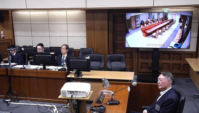윤석열 전 대통령이 지난달 19일 서울 서초구 서울중앙지방법원에서 열린 한덕수 전 국무총리의 내란 재판에 증인으로 출석해 증거 CCTV 영상을 지켜보고 있다사진연합뉴스