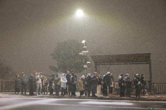 서울·인천·경기·강원에 대설주의보 발효된 4일 오후 서울 남산을 찾은 관광객들과 시민들이 버스를 기다리고 있다 사진유대길 기자 