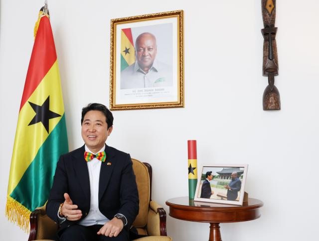 최고조 주한 가나대사가 지난 12일 서울 용산구 주한 가나대사관저에서 연합뉴스와 인터뷰를 하고 있다 사진연합뉴스
   