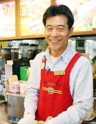 1000원의 약속 영철버거 이영철 씨 사진연합뉴스