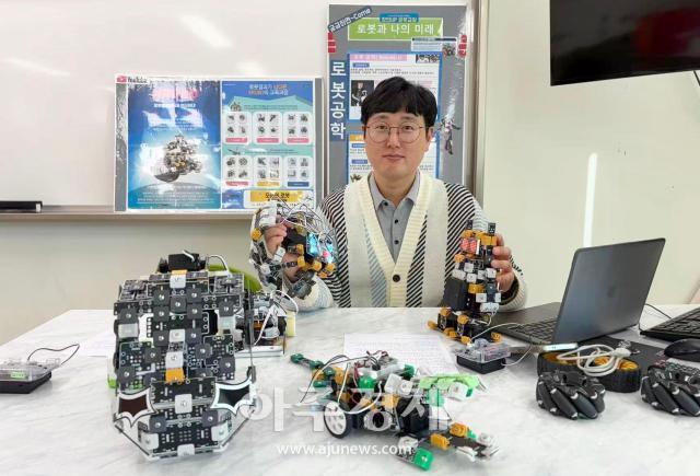 산마루초등학교 방과후 프로그램 신성철 로봇공학 강사가 수업 내용을 소개하고 있다사진아주글로벌교류협회