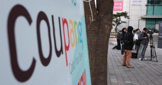 신뢰 흔들려도 쿠팡 없으면 불편 쿠팡 앱 이용자 수 되레 늘었다