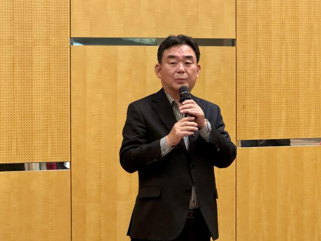 최철규 강원랜드 대표이사 직무대행이 지난달 20일 하이원리조트에서 열린 간담회에서 K-HIT하이원 통합관광 마스터플랜에 대해 설명하고 있다 사진강상헌 기자