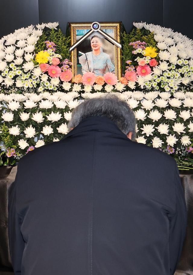 충무로 서울영화센터에 마련된 원로배우 고 김지미를 추모하는 공간에서 조문객이 헌화 묵념하고 있다 사진연합뉴스