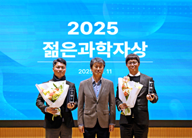 2025 젊은 과학자상 시상식에서 송호준 에코프로 대표가운데가 에너지 분야 수상자 UST과학기술연합대학원대학교 전기기능소재공학 박준우 교수오른쪽 환경 분야 수상자 연세대학교 화공생명공학과 김대우 교수왼쪽와 기념사진을 촬영하고 있다 사진에코프로