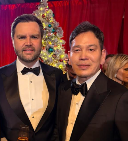 정용진 신세계그룹 회장오른쪽과 JD 밴스 미국 부통령왼쪽이 기념 사진을 촬영하고 있다 사진신세계