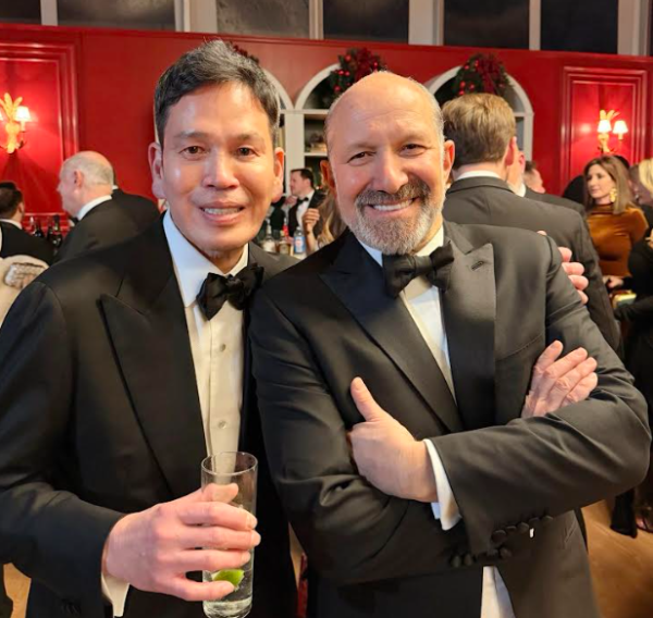 정용진 신세계그룹 회장왼쪽과 하워드 러트닉 미국 상무부 장관이 기념사진을 촬영하고 있다 사진신세계그룹