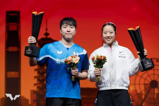 임종훈왼쪽과 신유빈이 13일 홍콩에서 열린 2025 월드테이블테니스 홍콩 파이널스 혼합 복식 정상에 올라 트로피를 들고 포즈를 취하고 있다 사진WTT 인스타그램 캡처