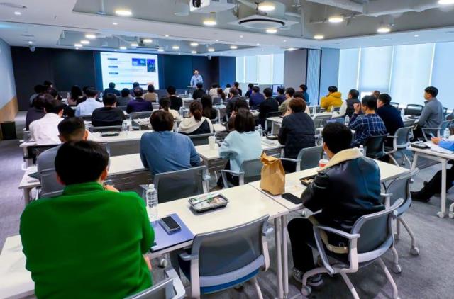 SK에코플랜트 구성원들이 점심시간에 ‘에피런투게더’ 강연을 수강하고 있다 사진SK에코플랜트