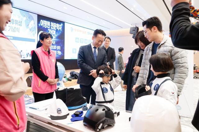 13일 오후 수원특례시 경기도서관에서 개최된 경기기후위성 성공 기념식에서 고영인 경제부지사가 우주체험존 라운딩을 하고 있다 사진경기도