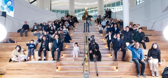 13일 오후 수원특례시 경기도서관에서 개최된 경기기후위성 성공 기념식에서 고영인 경제부지사 박장한 우주청 우주항공서비스 개발과장 김윤재 기상청 국가기상위성센터장 안종태 국토지리정보원 국토위성센터장 이명현 천문학자 및 도민들이 기념촬영을 하고 있다 사진경기도