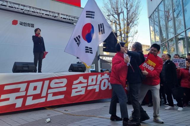 지난 29일 대전 중구 으능정이 거리에서 열린 국민의힘 민생회복 법치수호 국민대회에서 양향자 최고위원이 윤석열 대통령의 계엄은 불법이었다고 발언하자 당원들이 종이컵을 던지고 야유를 보내는 등 항의했다 사진연합뉴스