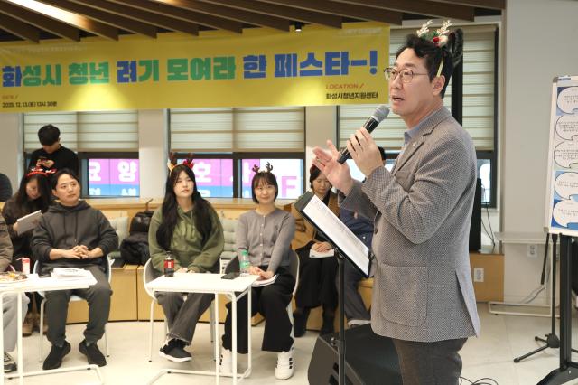 정명근 화성특례시장이 청소년들에게 응원의 메시지를 전달하고 있다 사진화성시