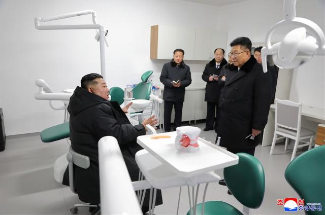 김정은 북한 국무위원장이 13일 진행된 평안북도 구성시병원 준공식에 참석해 준공 테이프를 끊고 병원을 둘러보며 보건혁명의 원년인 2025년의 의미를 더욱 뚜렷이 해주는 또 하나의 소중한 창조물이라고 만족감을 드러냈다고 조선중앙통신이 14일 보도했다 사진연합뉴스