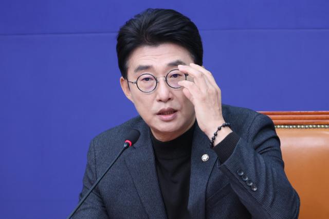 더불어민주당 언론개혁특위 간사인 노종면 의원이 14일 서울 여의도 국회에서 정보통신망법 개정안에 대해 설명하는 기자간담회를 하고 있다사진연합뉴스