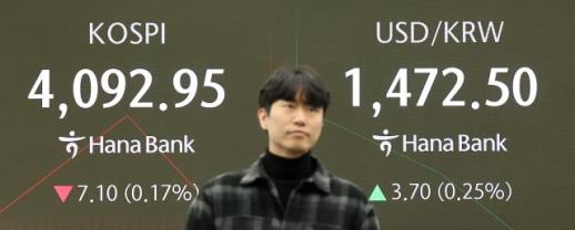 [아주경제 오늘의 뉴스 종합] 석화·철강 구조조정도 버거운데…환율 리스크 덮친 은행권 外