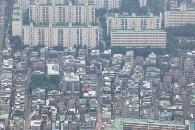 6일 서울 송파구 롯데월드타워 전망대 서울스카이에서 바라본 서울 시내 아파트 및 빌라단지의 모습 사진연합뉴스