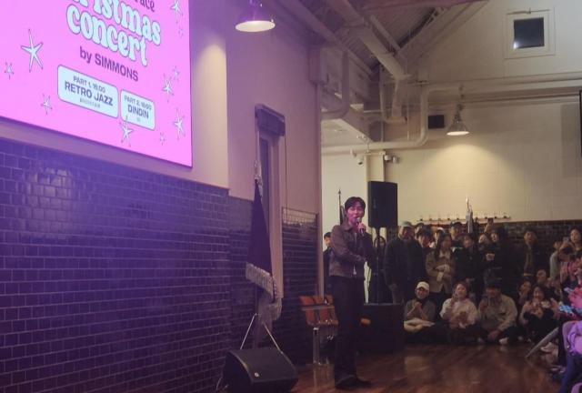 13일 저녁 경기 이천시 시몬스 테라스에서 래퍼 딘딘이 크리스마스 맞이 공연을 하고 있다 사진조현미 기자