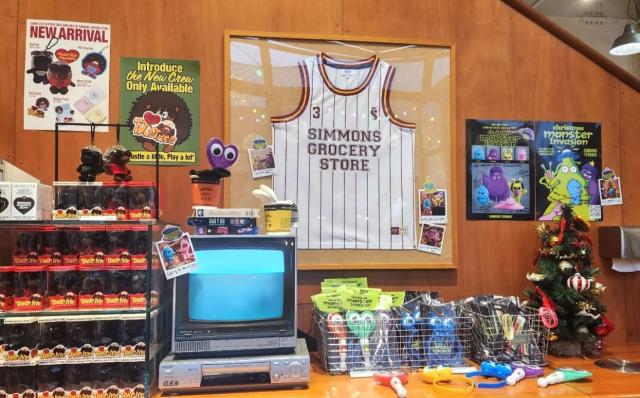 13일 오후 경기 이천시 시몬스 테라스 내 카페 시몬스 그로서리 스토어에서 몬스터 파티 굿즈를 판매하고 있다 사진조현미 기자