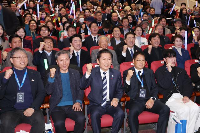 더불어민주당 정청래 대표가 14일 서울 여의도 국회 의원회관에서 열린 더불어민주당 창당 70주년 기념 당원의 날 행사에서 김병기 원내대표 강훈식 대통령 비서실장 권노갑 상임고문 등 참석자들과 함께 민주당 파이팅을 외치고 있다사진연합뉴스