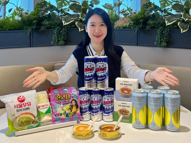 GS25에서 모델이 2025 GS25 히트상품을 선보이고 있다 사진GS리테일