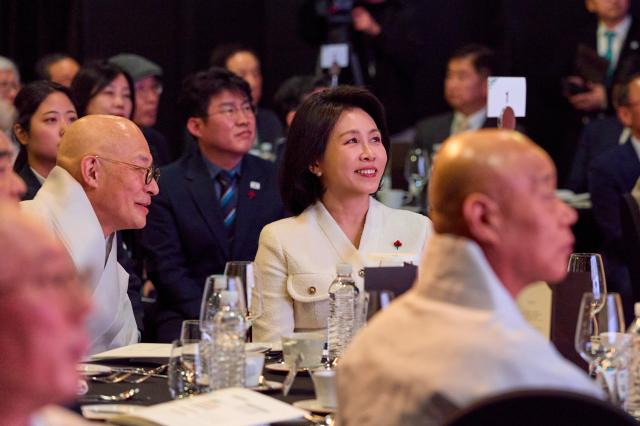 김혜경 여사가 지난 12일 서울 중구 남산 반얀트리 클럽 앤 스파에서 열린 불교지도자초청 국민화합기원 송년만찬에서 참석자 발언을 듣고 있다 사진연합뉴스