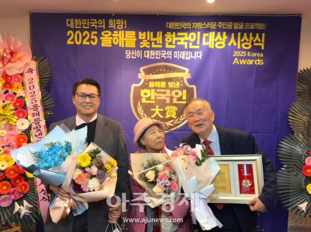 이용규 이사장 가족이 함께 축하하며 기념사진을 찍고 있다사진위해중세국제학교