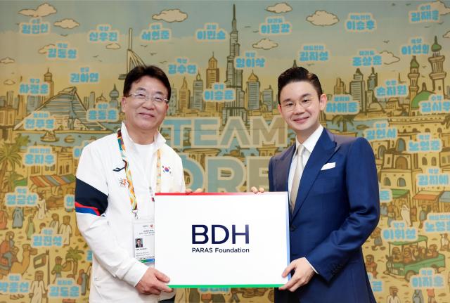 배동현 이사장우측이 차우규 선수단장에게 격려금을 전달한 후 기념사진을 촬영을 하고 있다 사진BDG재단 제공