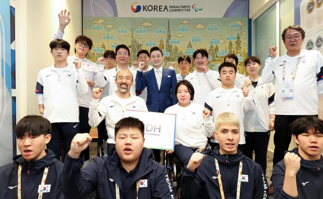 배동현 이사장이 격려금을 전달한 후 대한민국 선수단과 함께 기념사진을 촬영하고 있다 사진BDH재단 제공
