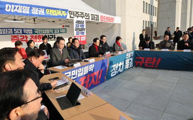 국민의힘, 李대통령 업무보고에 카메라 앞 쇼통이벤트...현안부터 파악해야